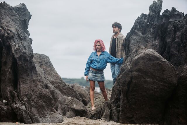 Os atores José Condessa e Helena Caldeira, nas filmagens, junto ao mar.
