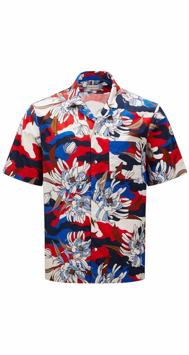 Camisa em algodão estampado, €400, Moncler.