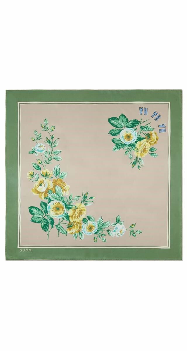 Lenço em seda estampado, €560, Gucci.