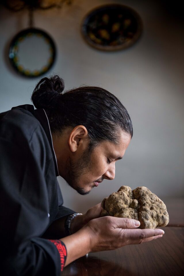 Tanka Sapkota foi nomeado como Cavaleiro das Trufas Brancas da Alba.