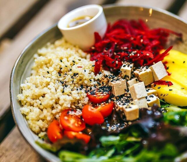 Oferece duas variedades de salada: cogumelos e trufa ou quinoa e tofu.