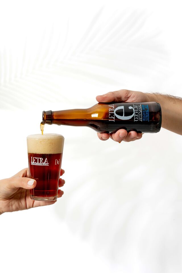 É embalada como um espumante, maturada numa barrica de vinho do Porto e feita com água do Minho, maltes de cevada e trigo, lúpulo e levedura.
