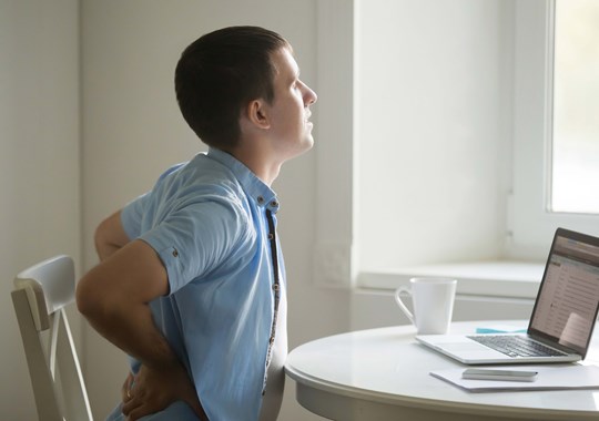 Dores de costas podem estar relacionadas com stress, de acordo com a ciência