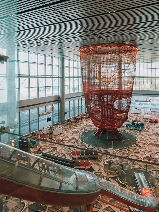 A instalação Chandelier, com um escorrega ao lado, fica no terminal 4 do aeroporto Changi.