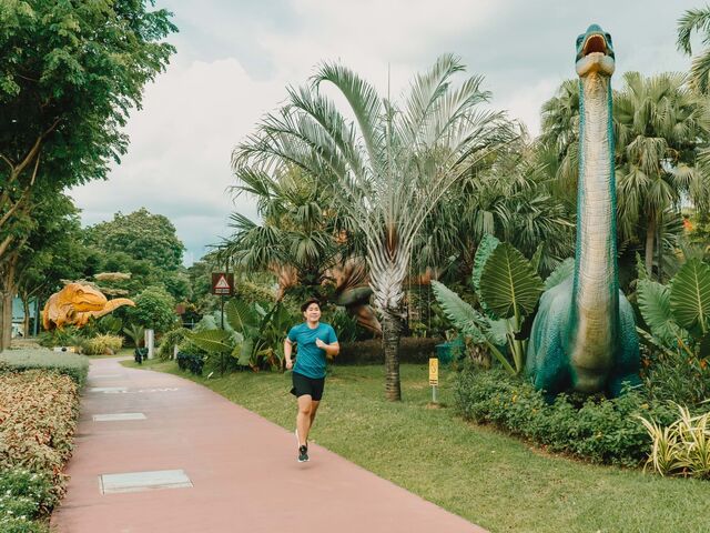 Passeios pelas esculturas de dinossauros estão entre as atrações de Changi.