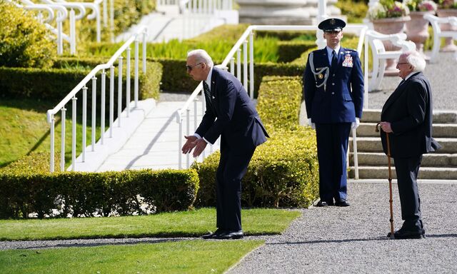 Presidente Joe Biden de visita à República da Irlanda: o momento em que tenta chamar o cão de Michael D. Higgins, sem sucesso.