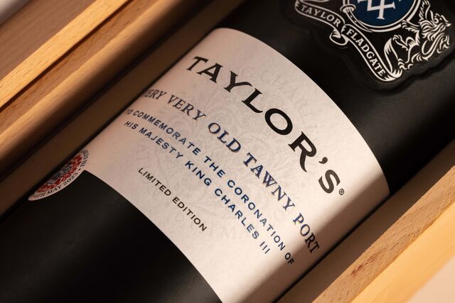 Taylor’s Very Very Old Tawny Coronation Port , uma edição limitada de 1.500 garrafas que estará disponível nas garrafeiras da especialidade, numa caixa em madeira de faia e com o PVP recomendado de 530 euros.