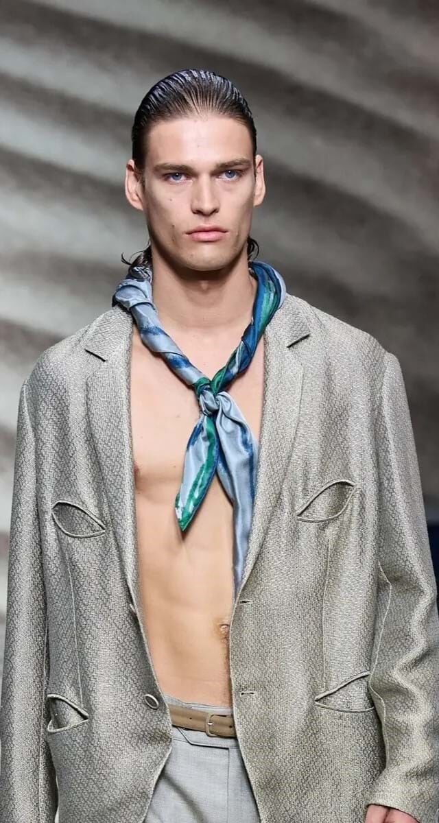 Lenços: Giorgio Armani.