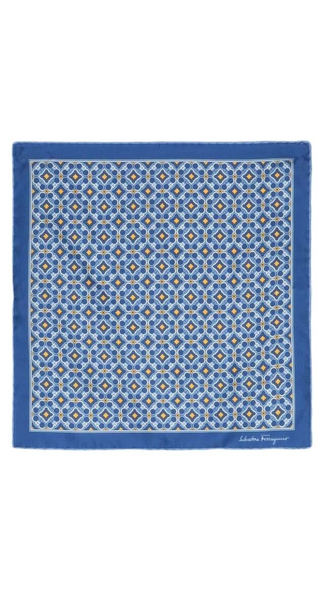 Lenços: Lenço em seda estampada, €150, Salvatore Ferragamo.