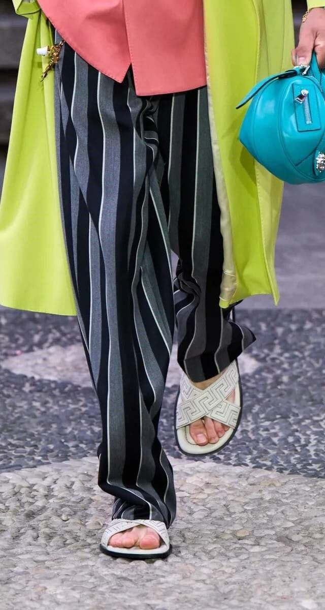 Sandálias: Versace.