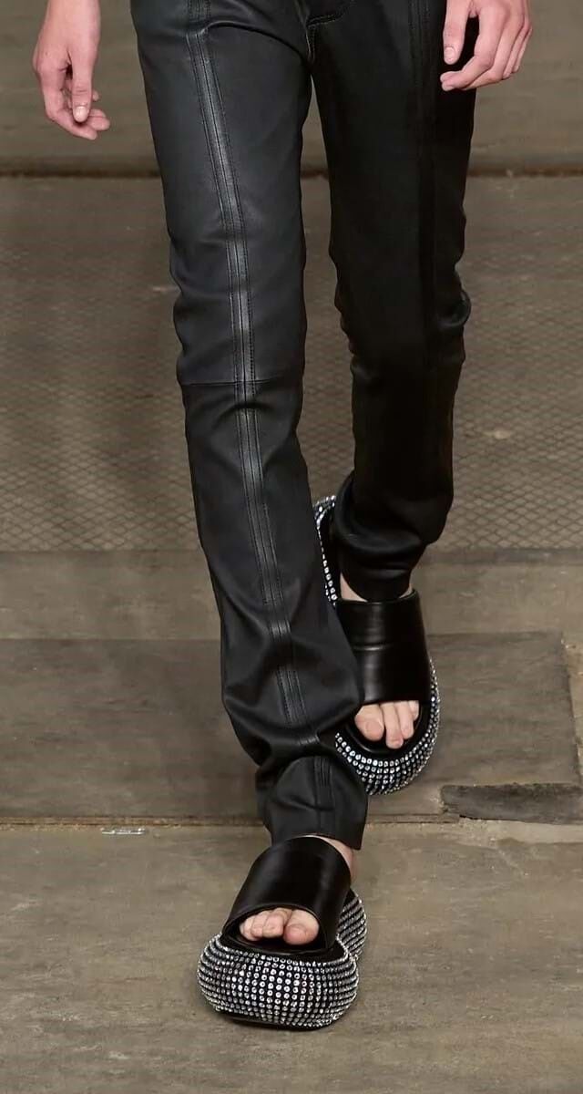 Sandálias: JW Anderson.