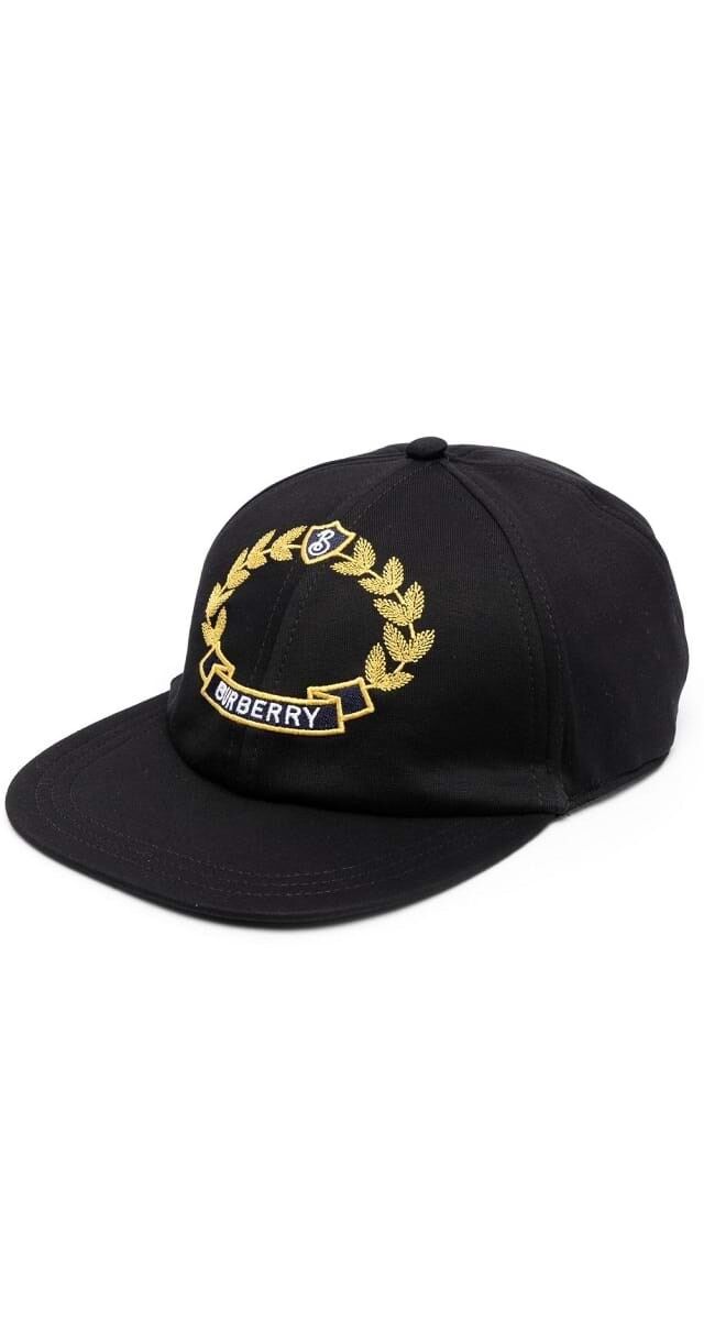 Boné: Boné em algodão bordado, €390, Burberry.