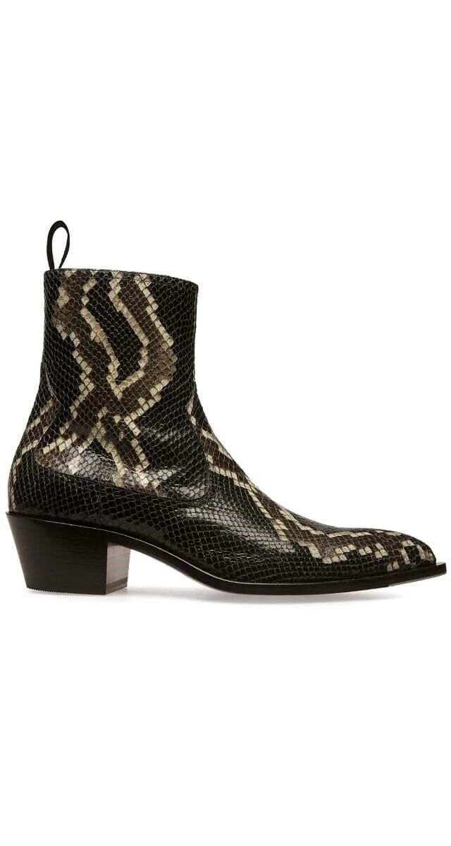 Botas: Botas em pele estampada, €950, Bally.