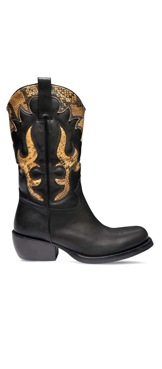 Botas: Botas em pele, € 975, Dries Van Noten.