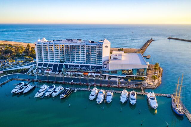 O Tivoli Marina Vilamoura Algarve Resort conta com uma localização privilegiada, em frente à marina e perto de vários restaurantes.