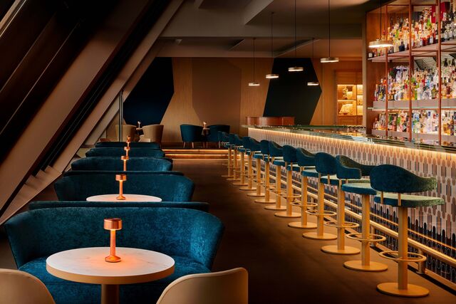 O The Argo Cocktail Bar, descrito como " a mais pura experiência da cocktelaria", primada pelas referências londrinas e todos os essenciais de uma boa bebida.