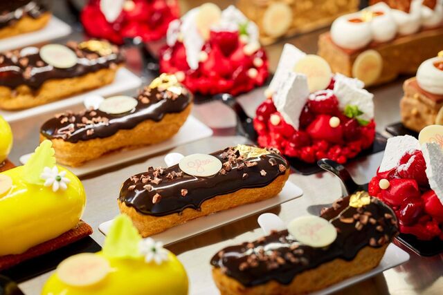 O Glee Boutique Café (com portas abertas para o exterior) especializa-se na pastelaria francesa.
