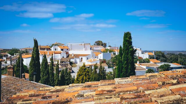 As pequenas casas, de arquitetura medieval árabe, encavalitadas na encosta, com vista para o rio Vascão e que um pouco mais abaixo marca a fronteira com o Alentejo.