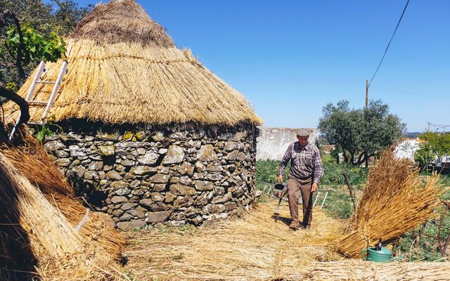 O palheiro na aldeia de Corte D’Ouro. Feitos de pedra e com um teto cónico de colmo, para resistir à humidade, estes palheiros, a fazer lembrar casas pré-históricas.
