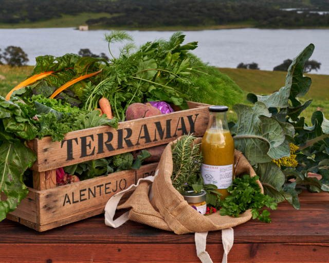 O que não é vendido fresco, é cozinhado e transformado em sumos, pesto, pickles, chutneys ou compotas, confecionados artesanalmente e muitas vezes também incluídos nos cabazes.