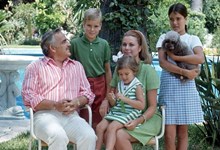 Netos de Grace Kelly preparam série sobre a família real do Mónaco