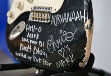 Antiga guitarra de Kurt Cobain leiloada por mais de 550 mil euros