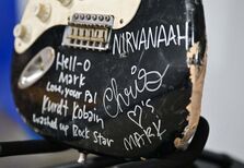 Antiga guitarra de Kurt Cobain leiloada por mais de 550 mil euros