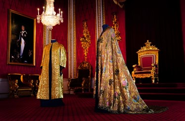 Afinal, o que vai Carlos III vestir na cerimónia de coroação?