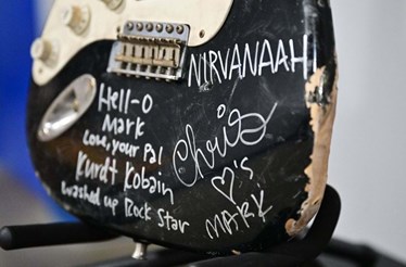 Antiga guitarra de Kurt Cobain leiloada por mais de 550 mil euros