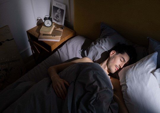 Pode uma sesta a meio do dia compensar uma noite mal dormida?