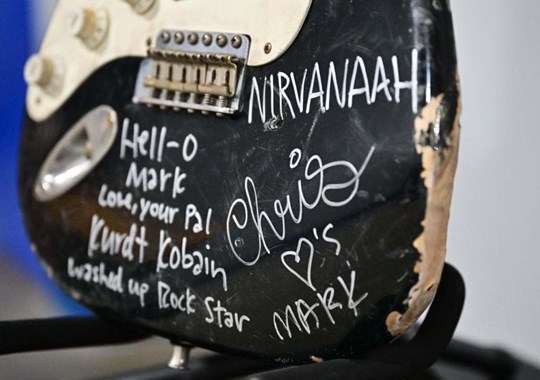 Antiga guitarra de Kurt Cobain leiloada por mais de 550 mil euros