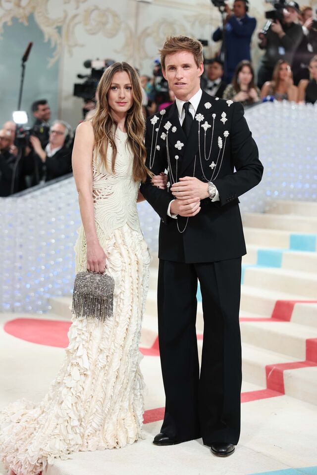 Eddie Redmayne com fato Alexander McQueen e Hannah Bagshawe.