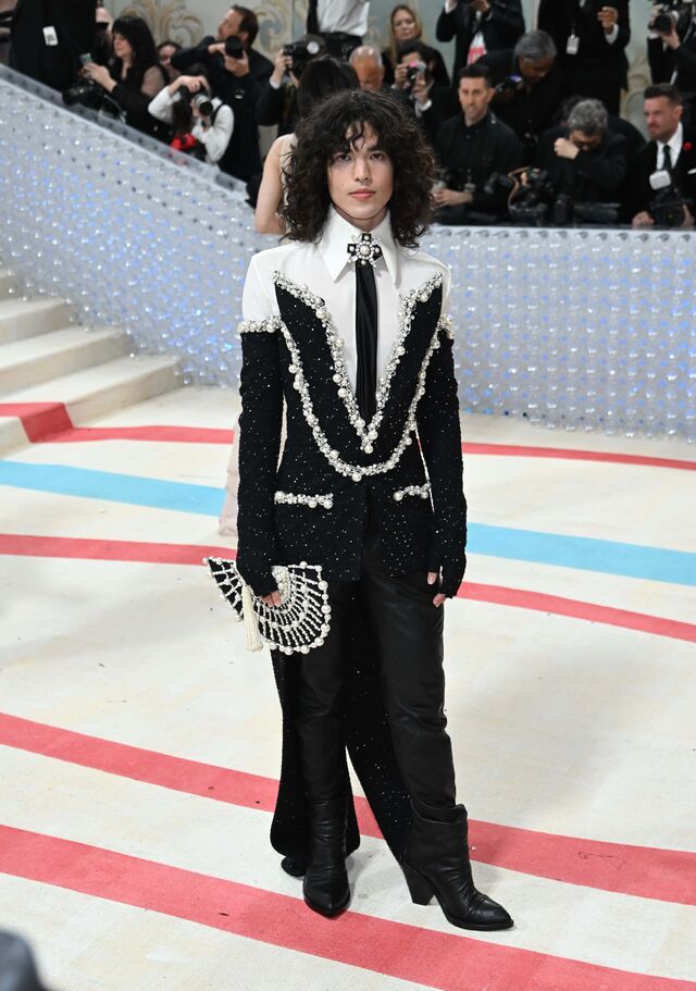 Conan Gray com fato Balmain.