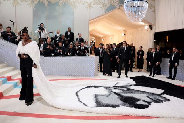 Jeremy Pope com fato Balmain.