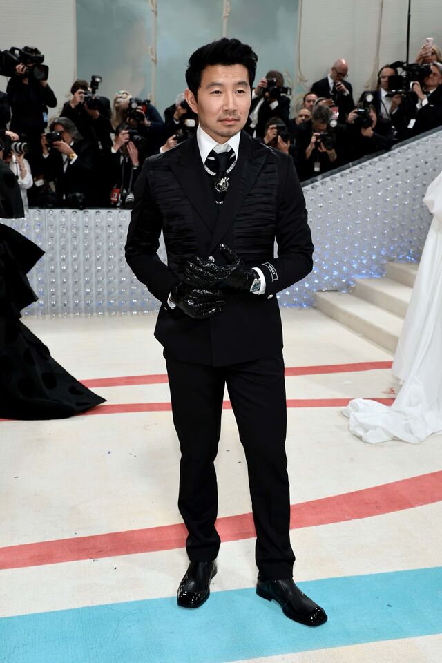 Simu Liu em Versace.