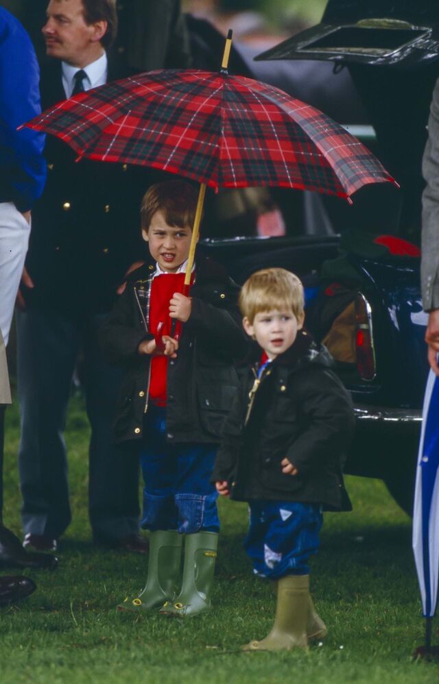 Harry e William popularizaram a tendência, que começa numas famosas botas de borracha.