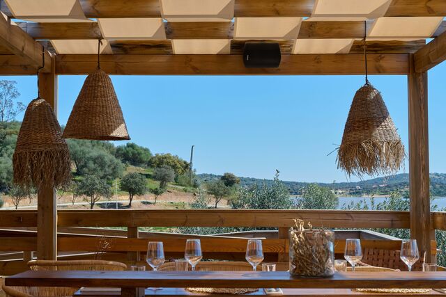 Restaurante Raya, farm to beach club na praia fluvial das Azenhas d’el Rei.