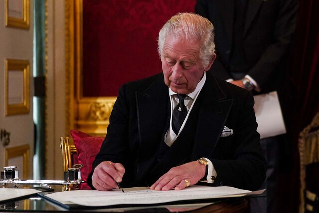 Carlos III assinou a sua proclamação com um Parmigiani Fleurier Toric Chronograph ao pulso.