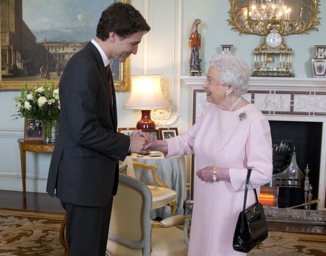Outro relógio visto muitas vezes no pulso de H.R.H foi um Jules Audemars, modelo entretanto descontinuado pela Audemars Piguet, como na vez em que Justin Trudeau visitou o palácio de Buckingham em 2015.
