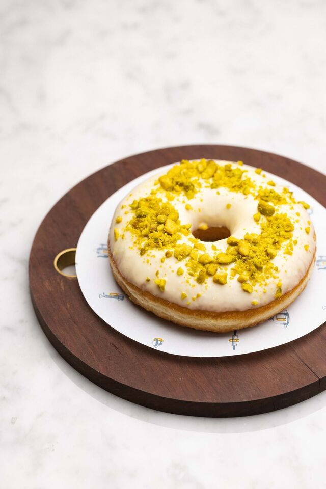 Donut de iogurte, pistáchio e chocolate branco.