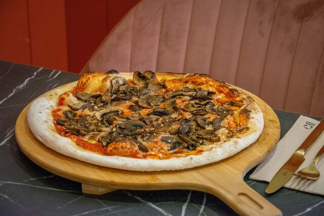 Bem como a pizza Funghi, com tomate, mozarela vegan e cogumelos.
