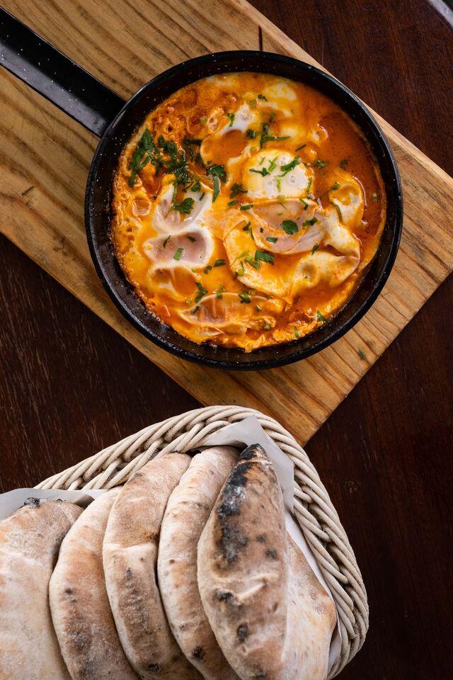 Shakshuka é um prato tipicamente israelita, à base de ovos escalfados em molho de tomate com pimentos e cebola, e que pode levar carne ou não.