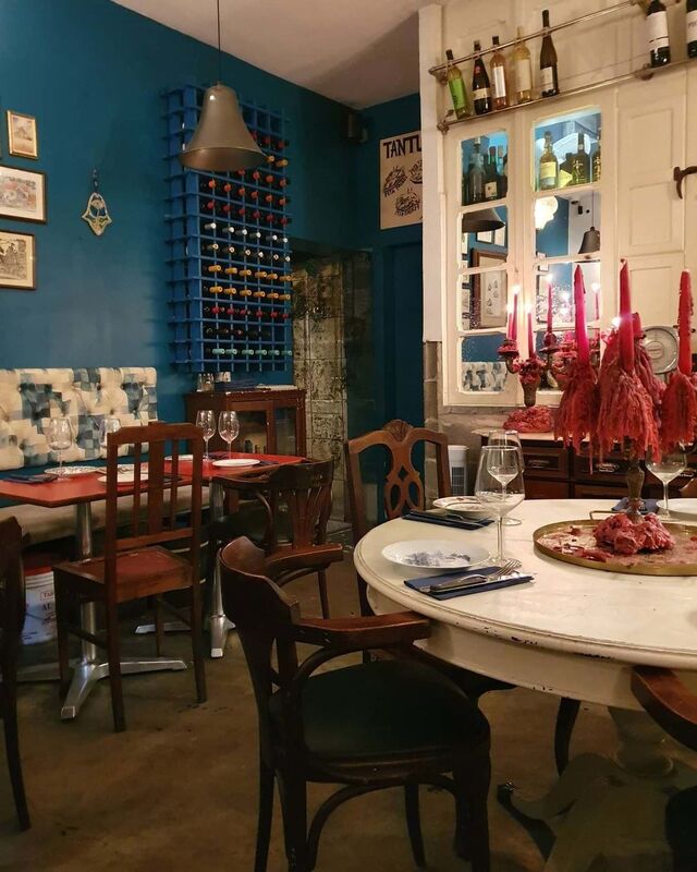 Cores garridas e mobiliário eclético criam o ambiente perfeito para um jantar descontraído entre amigos.