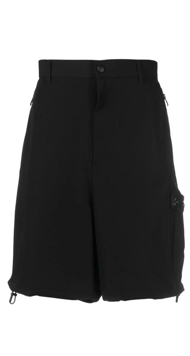 Calções cargo impermeáveis, € 264, Emporio Armani.