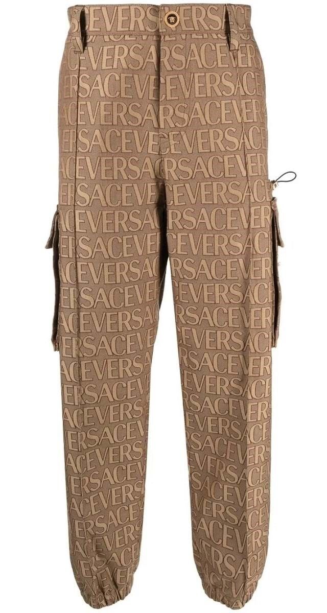 Calças cargo em algodão estampado, €1200, Versace.