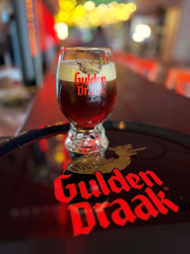 Além de cerveja, tem um carta de vinhos e cocktails pensada para quem não é adepto desta bebida.