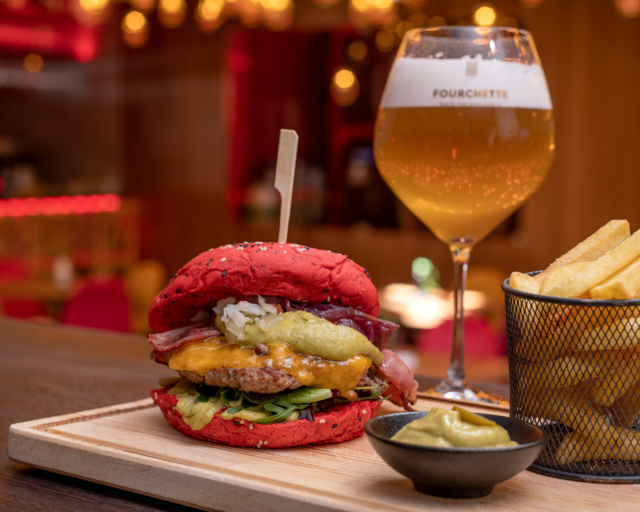 Apostam também na restauração, com uma carta criada pelo chef António Alexandre, composta por algumas releituras de pratos portugueses (bem como alguns internacionais), ideais para harmonizações com cervejas.