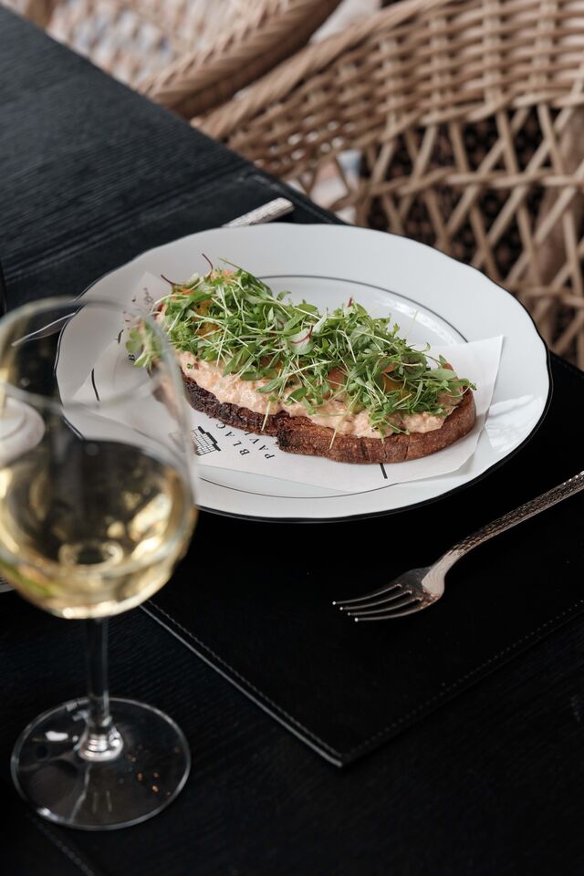 Tosta de sapateira com creme de abacate e citrinos.