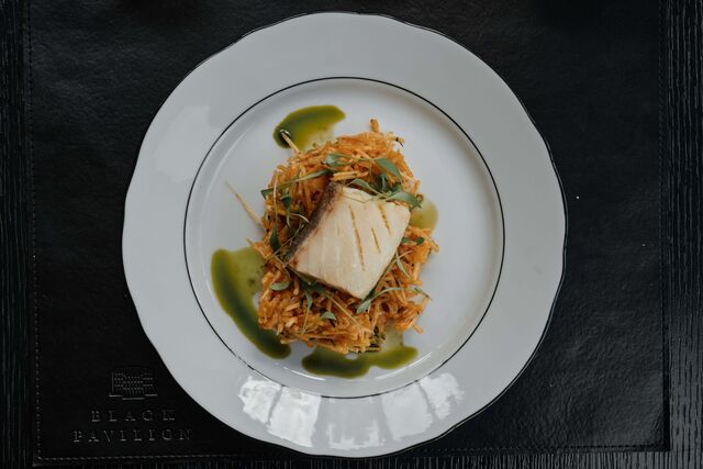 Bacalhau fresco Pil Pil com grão-de-bico.