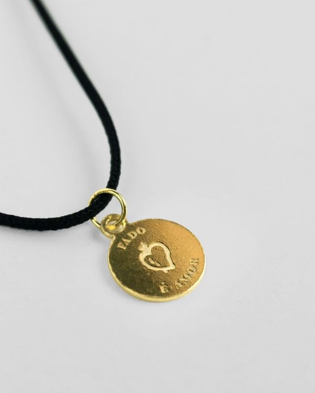 Medalha gravada em prata dourada “Fado é amor”, 33€.